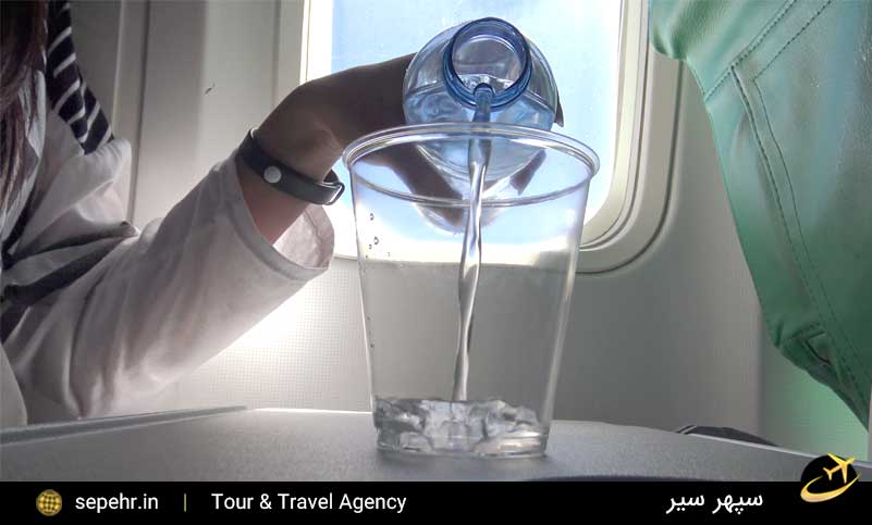 نوشیدن آب کافی در هواپیما