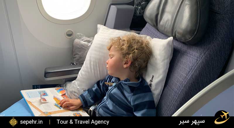 خواندن کتاب در هواپیما برای کودکان-خرید بلیط هواپیما